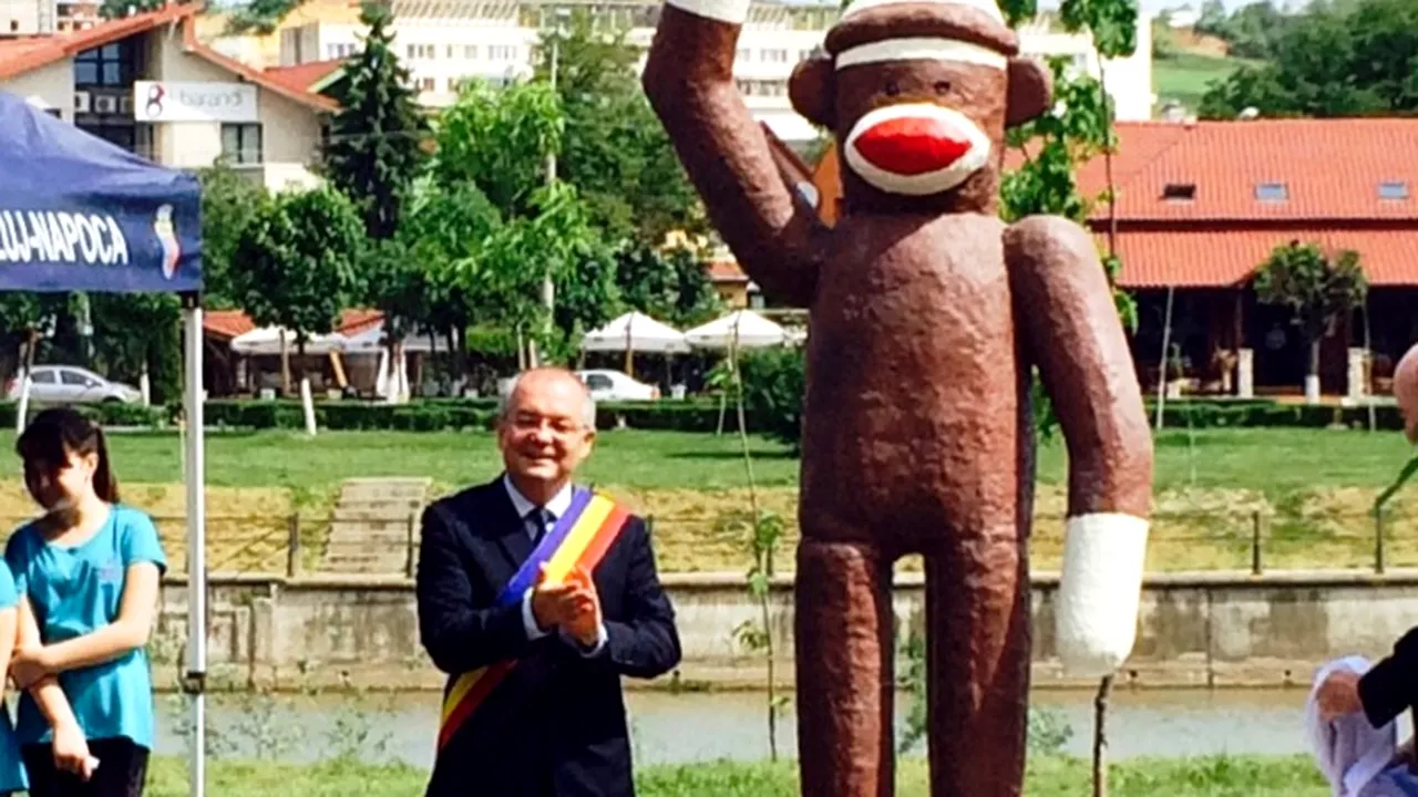 Emil Boc a inaugurat o maimuță pe nume Nelson, la Cluj