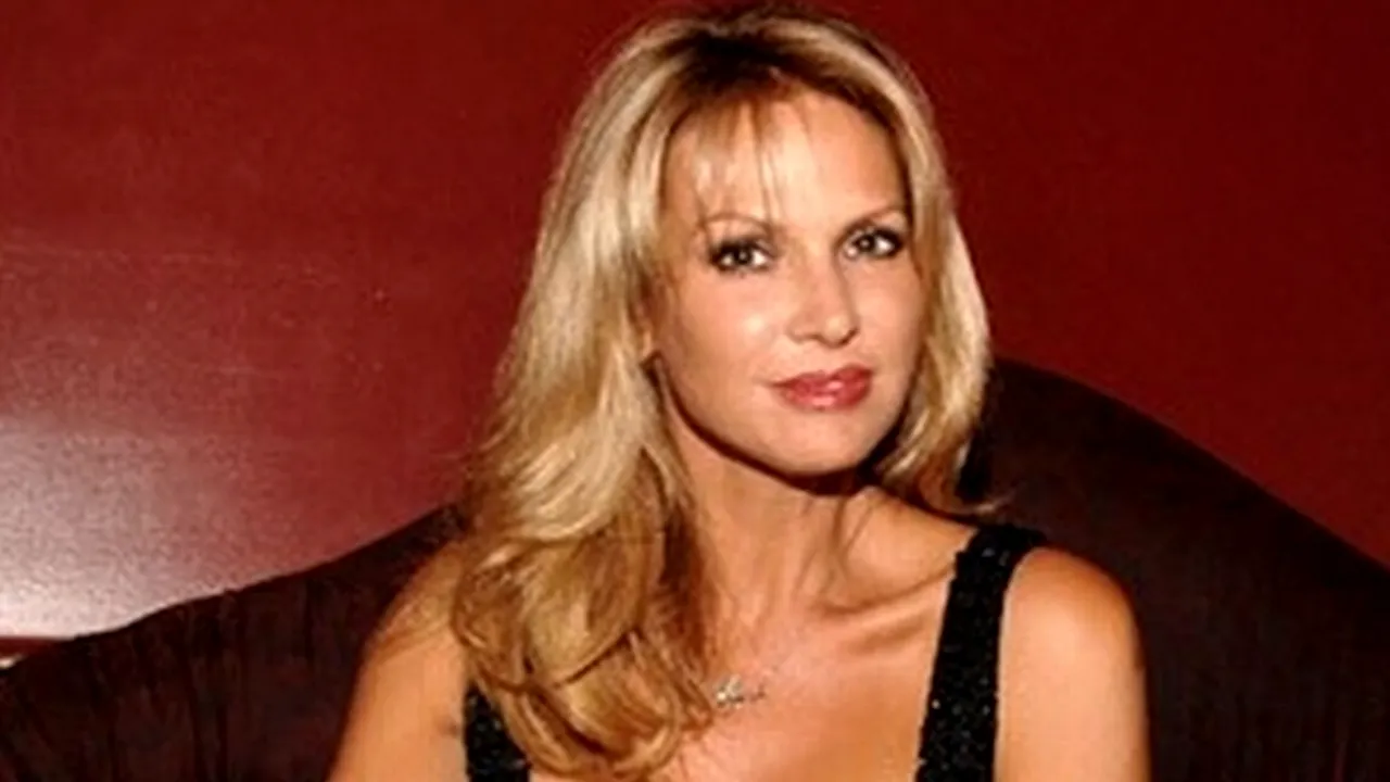 VIDEO: După ce își duce fiul la școală, această femeie se transformă în actriță de filme pentru adulți. A câștigat și două 