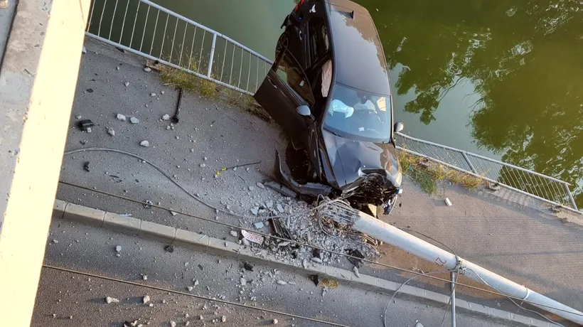 FOTO | ACCIDENT cumplit în Capitală. Doi puști de 12 și 13 ani au furat o mașină și au făcut prăpăd în apropiere de podul Străulești