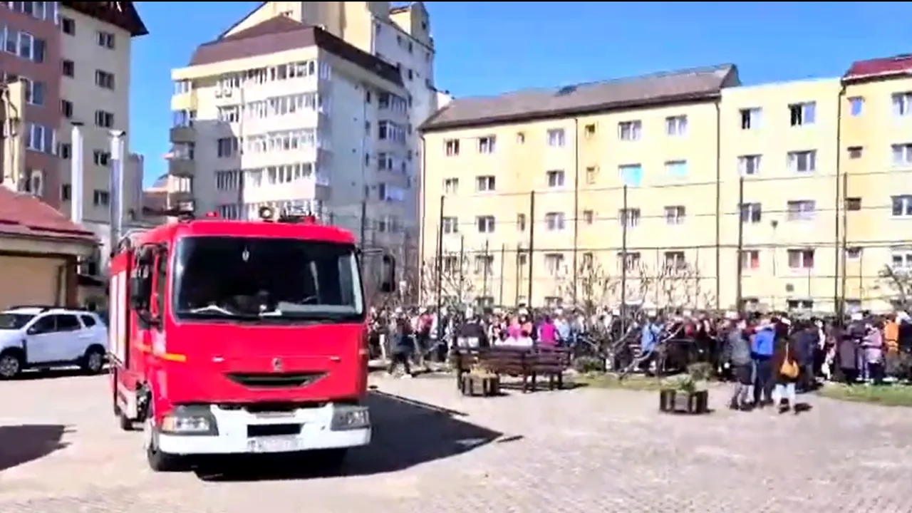 Peste 800 de elevi și profesori, evacuați dintr-un liceu din Bistrița, după ce s-a simțit un miros puternic de GAZ