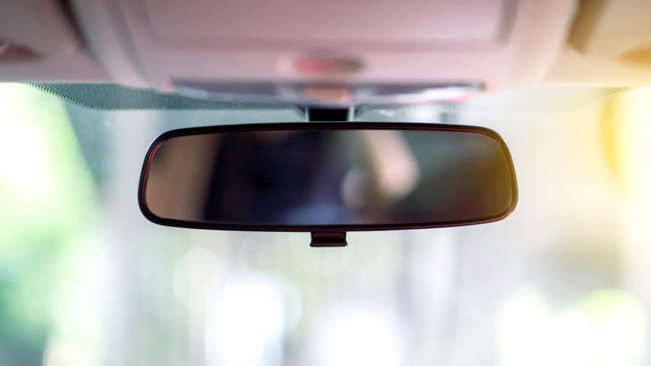 Ce amendă riști dacă nu ai vizibilitate în oglinda retrovizoare
