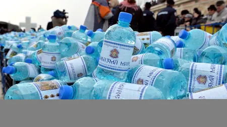 Pregătiri pentru Bobotează. Zeci de voluntari etichetează cele 130.000 de sticle cu aghiasmă ale Arhiepiscopiei Tomisului