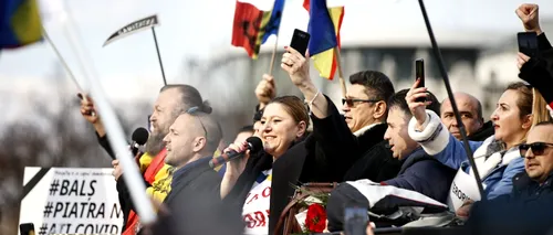 Proteste anti-restricții în Capitală. Diana Șoșoacă, pornită împotriva statului: „Jos Arafat! Jos Guvernul! Jos președintele!” / Zeci de oameni s-au adunat în Piața Universității și în Piața Victoriei! - FOTO EXCLUSIV