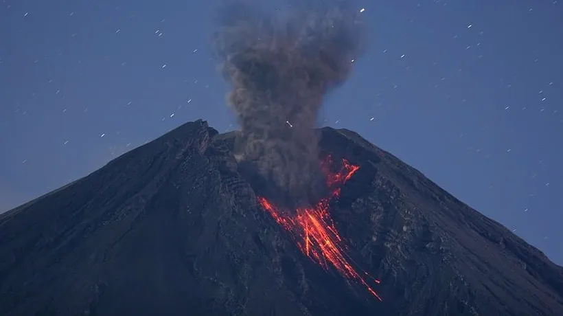 Vulcanul Semeru a erupt din nou. Mii de locuitori de pe insula Java, evacuați | VIDEO