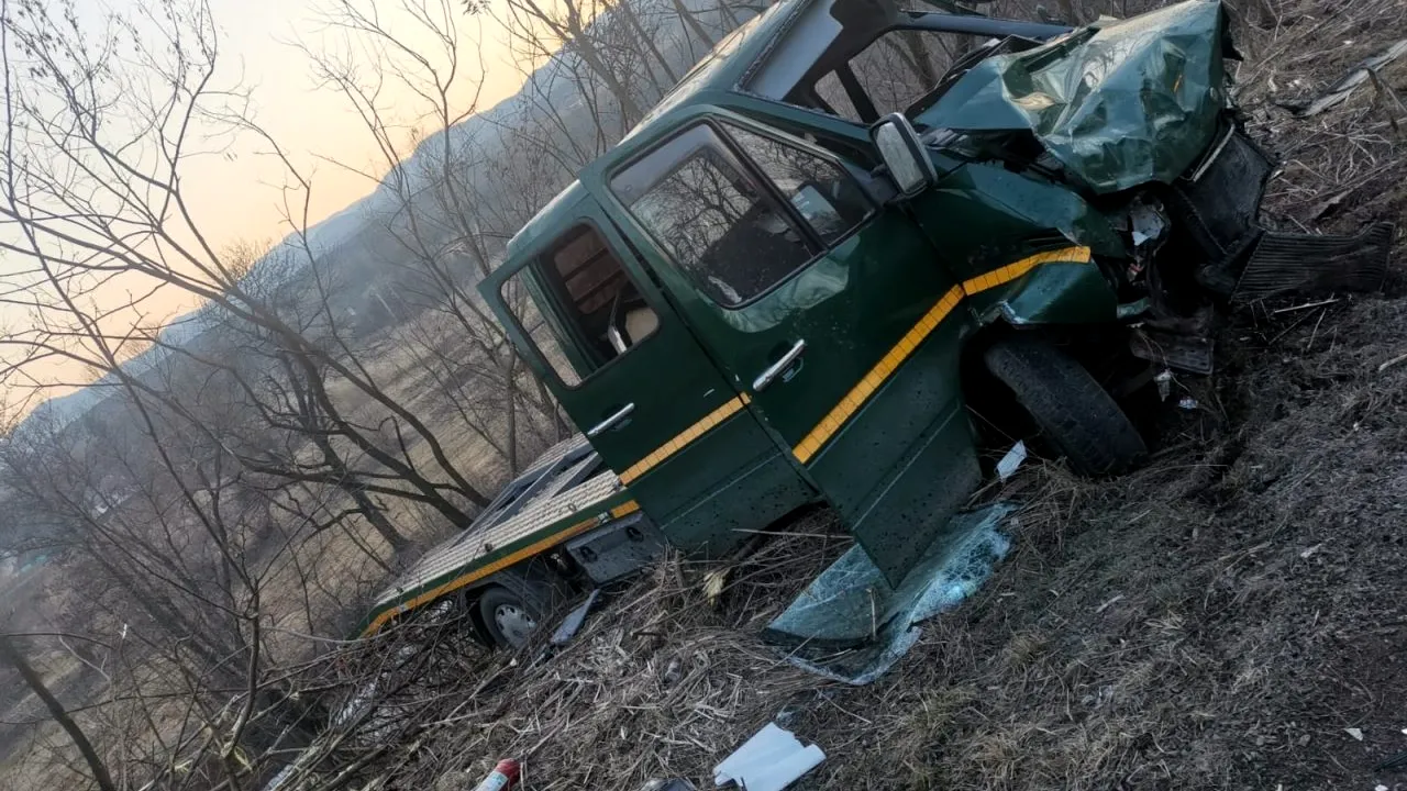 Un mort și șase răniți, între care doi copii, după impactul dintre o mașină și o camionetă pe un drum din Cluj