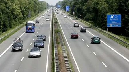 Un polițist a trecut cu autospeciala peste un bătrân care stătea întins pe un drum național