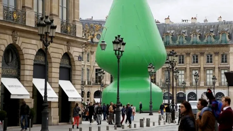 O sculptură în formă de jucărie erotică expusă în centrul Parisului a devenit motiv de glume, însă nu și pentru autorul atacat pe stradă