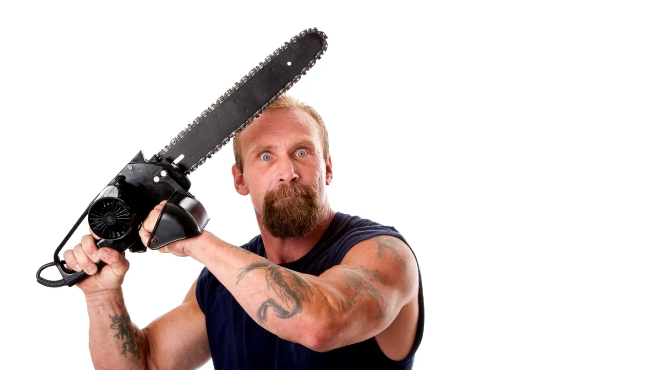 Un bărbat de 35 de ani, ARESTAT preventiv după ce și-a atacat fratele cu o drujbă. Victima s-a ales cu răni pe față