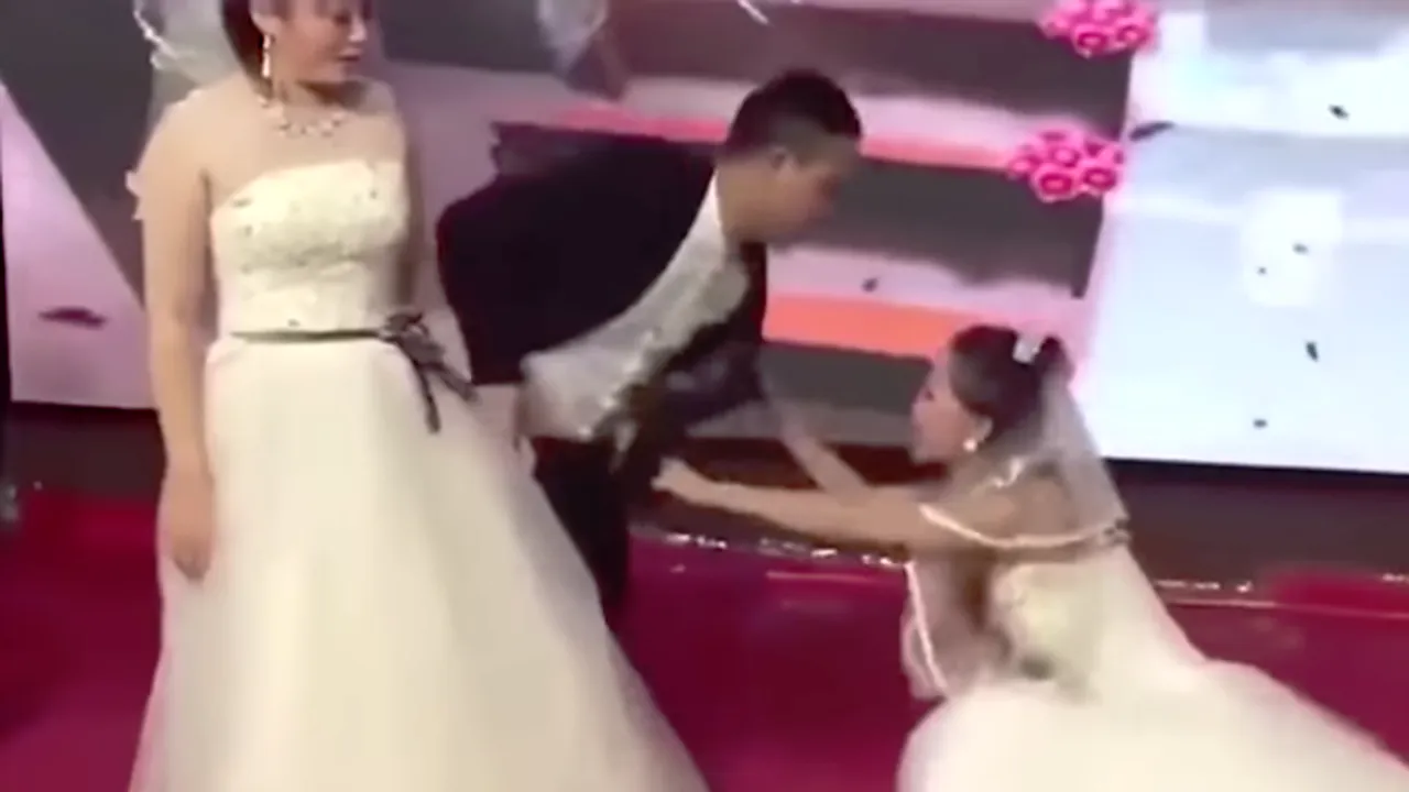 COȘMARUL oricărui mire. Fosta iubită a bărbatului a apărut la altar în rochie de MIREASĂ. Cum a reacționat soția - VIDEO