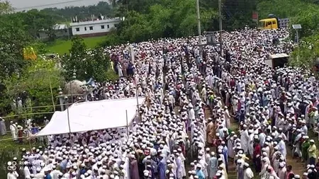 ULUITOR. Peste 100.000 de persoane au participat la o înmormântare, deși țara se află în stare de urgență. VIDEO / GALERIE FOTO