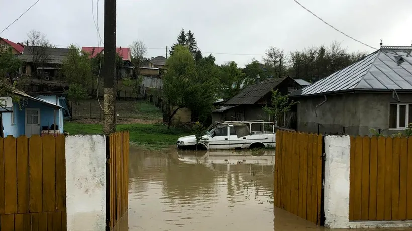 Zeci de gospodării afectate de ploi în toată țara. Vasluienii au primit mesaje prin Ro-Alert