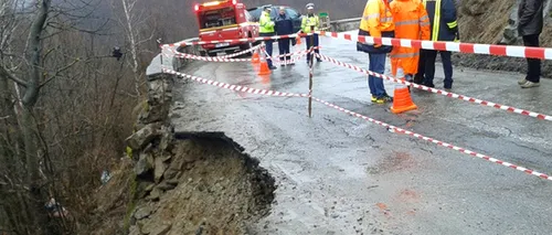 O bucată dintr-un drum din Sibiu s-a surpat din cauza ploii. Traficul rutier este închis