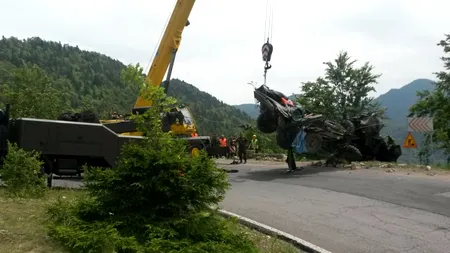 După o operațiune de 5 ore, camionul a fost scos din râpa unde au murit 3 militari. Cum arată ce a rămas la locul accidentului