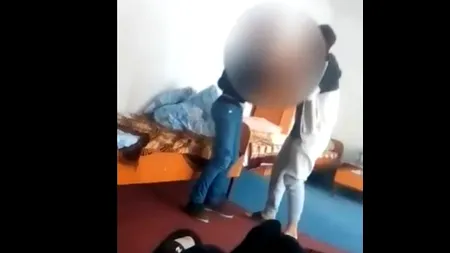 VIDEO | Bătaie într-un centru pentru copii instituționalizați. Un băiat este lovit și agresat verbal de un coleg