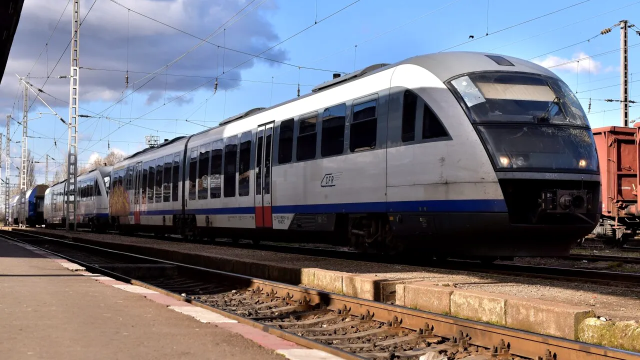 Un tânăr de 15 ani a murit după ce a fost lovit de un tren în zona Pasarelei Găești