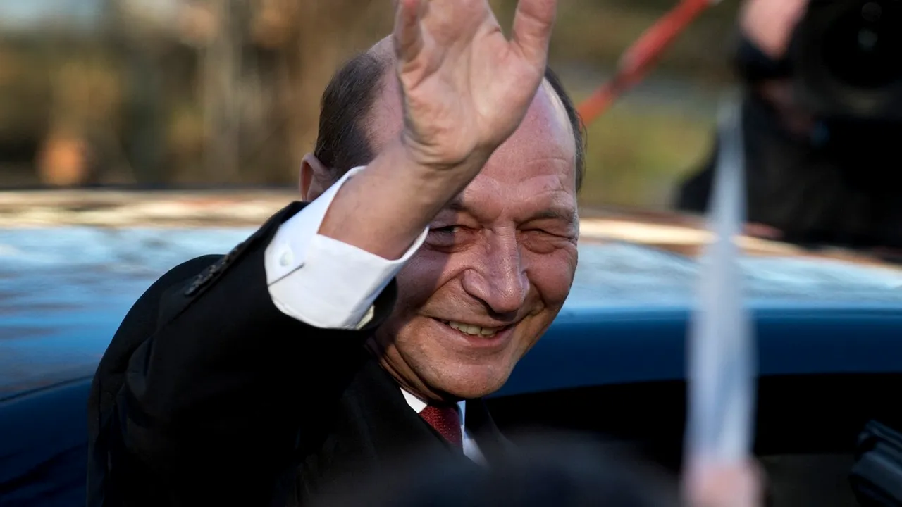 Traian Băsescu, implicat într-un accident minor în București. Poliția rutieră: „Conducătorul auto a fost testat cu aparatul alcooltest, rezultatul fiind zero”