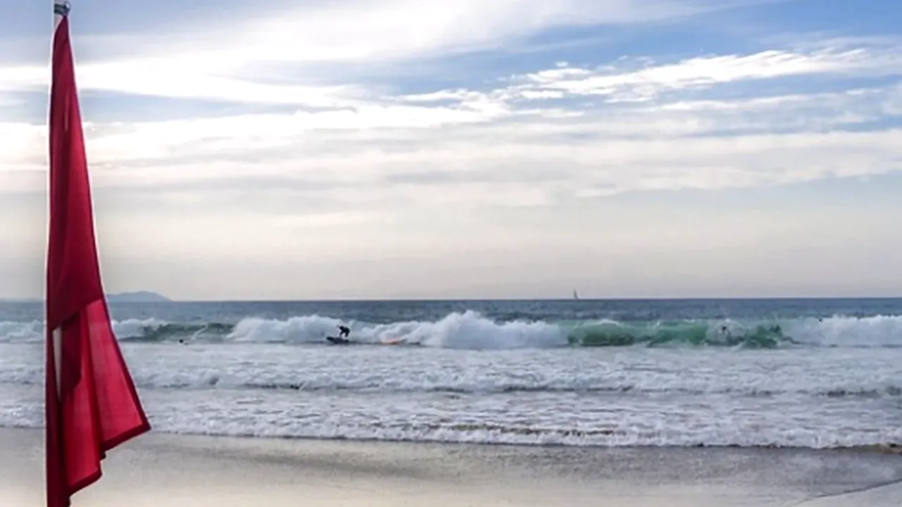 Doi tineri din Vaslui, înghiţiţi de valuri, la Costineşti. Căutările disperate, zădărnicite de marea furioasă