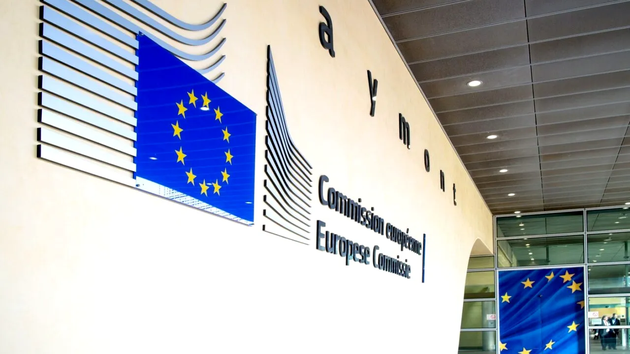 Comisia Europeană cere EXPLICAȚII Guvernului Bolojan după tăierea salariilor de la ANCOM