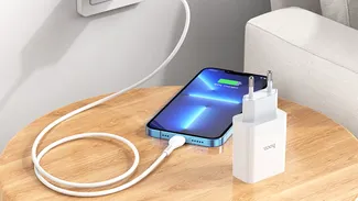 Este bine sau nu să-ți lași telefonul la încărcat peste noapte. Ce spun marii producători despre această practică mult răspândită