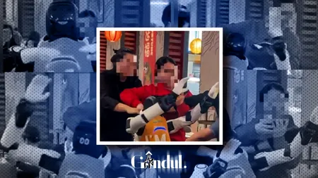 Un robot chelner a început să spargă farfurii în mijlocul unui restaurant. Cum au reacționat oamenii când au văzut haosul creat
