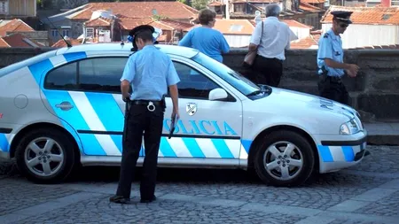 Șapte tineri au fost luați de un val pe o plajă din Portugalia
