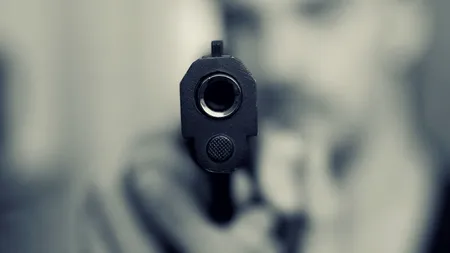Tentativă de jaf la o bancă din Sectorul 5! Un bărbat cu un pistol ce părea de jucărie a intrat și a cerut bani, dar reacția incredibilă a unui angajat l-a pus pe fugă