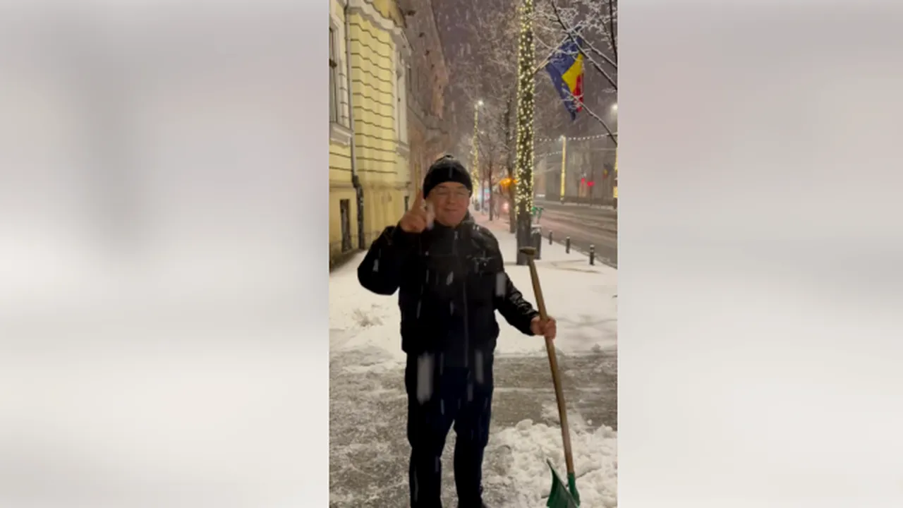 Emil Boc a ieșit noaptea să dea la lopată: „Haideți să ne curățăm trotuarele”. Ce i-au răspuns clujenii