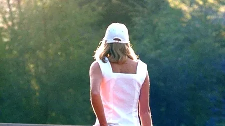Cine este cu adevărat ''Tennis girl'', protagonista uneia dintre cele mai cunoscute fotografii din lume