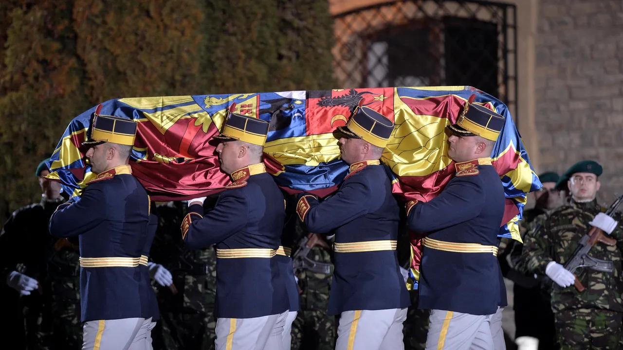 Sicriul cu trupul neînsuflețit al Regelui Mihai, dus pe un afet de tun spre Catedrala Patriarhală 