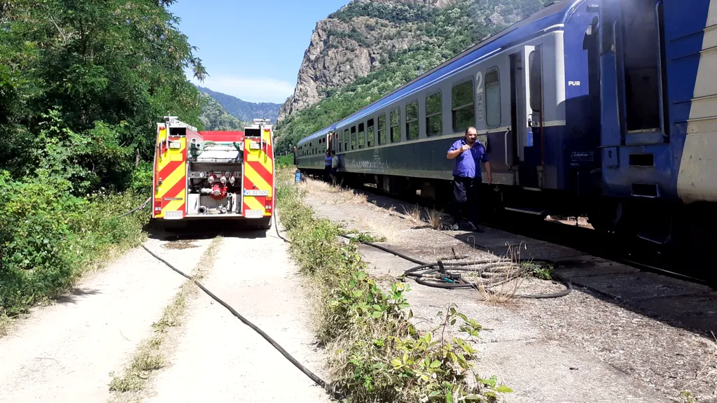 Trenurile groazei. Încă o locomotivă a luat foc în mers, pe ruta Sibiu – Râmnicu Vâlcea. În interiorul trenului se aflau 70 de pasageri | VIDEO
