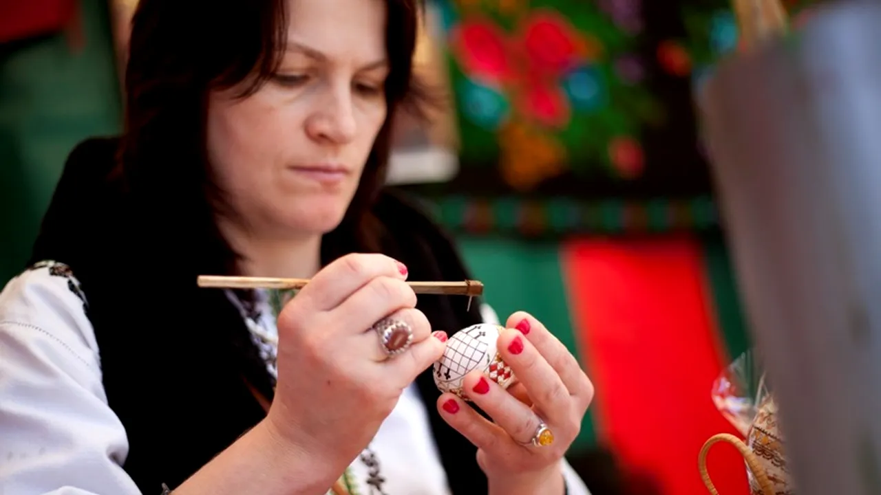 OBICEIURI DE PAȘTE 2013: Ouă cu mărgele, fete stropite cu parfum și haine noi, tradiții de Paște în Bistrița-Năsăud