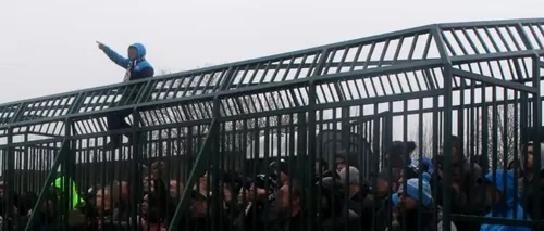 Fanii unei echipe de fotbal, ținuți într-o CUȘCĂ metalică. Siguranța dusă la extrem în Polonia VIDEO
