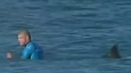 Imaginile anului: un surfer ALUNGĂ rechinul care îl atacase, în timpul unei competiții