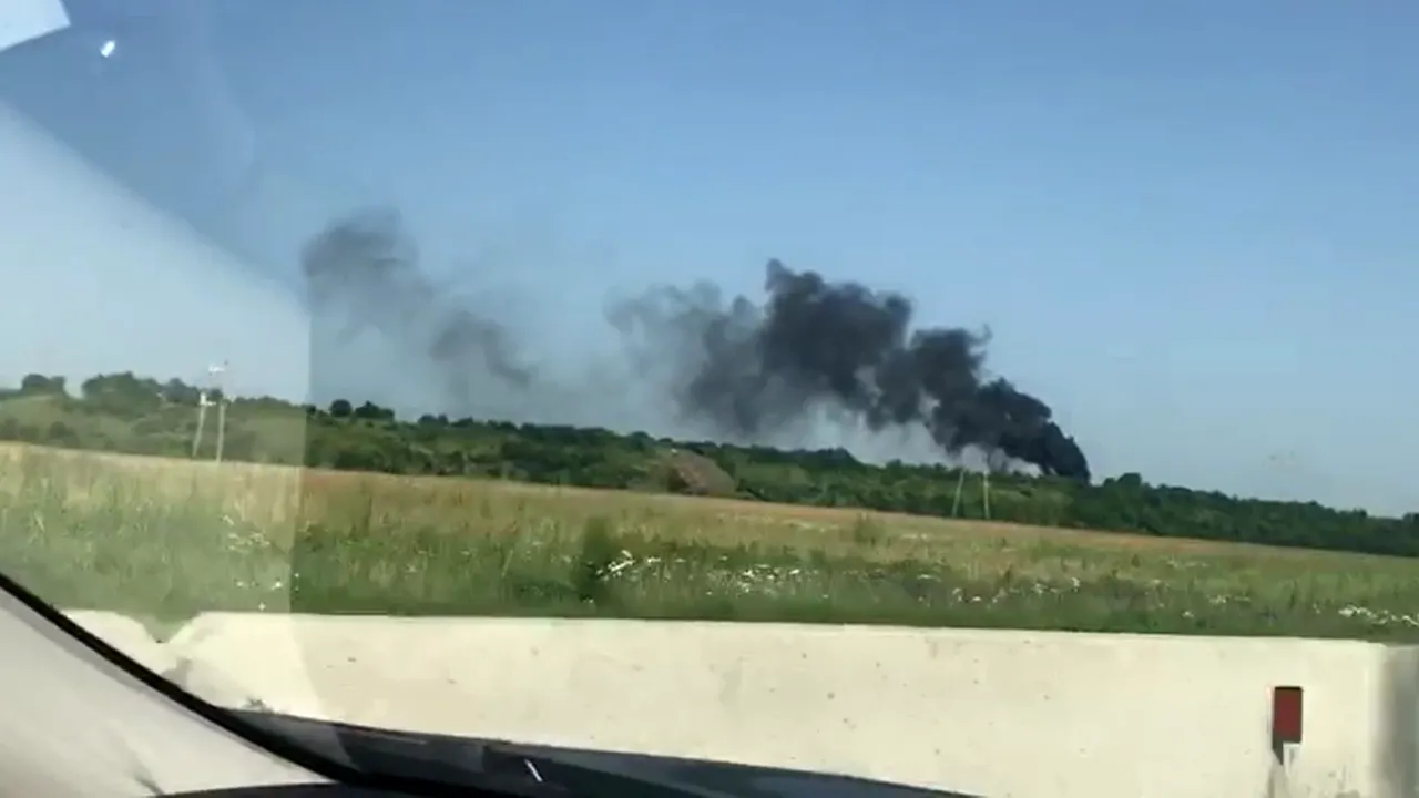 Camionetă, în flăcări într-o comună din Prahova. Focul s-a extins și la un stâlp de susținere a electricității