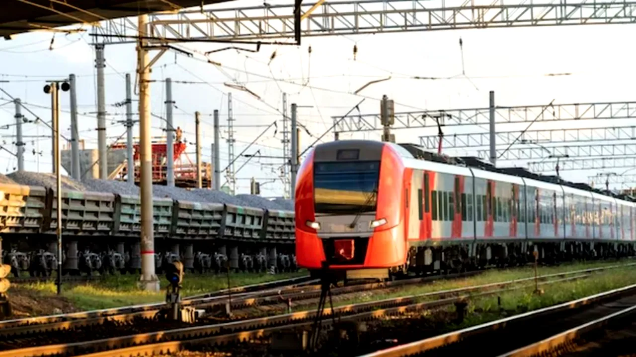 O adolescentă s-a accidentat GRAV după ce a sărit în fața trenului în stația CFR Adjud