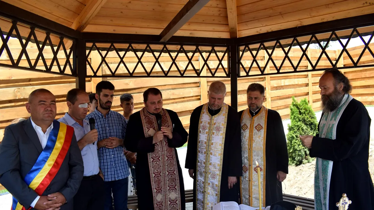 Ca la noi, la nimeni: Un primar a cerut preoților SĂ SFINȚEASCĂ o conductă de gaz. Sute de oameni au participat la ceremonie