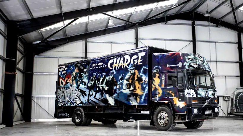 Suma uriașă la care a fost evaluat un camion Volvo decorat cu graffiti de Banksy. Vehiculul, scos la licitație