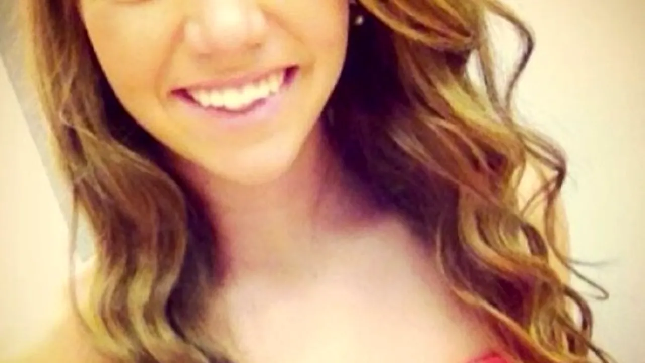 Este frumoasa liceului, dar toți băieții stau departe de ea. Vezi de ce 