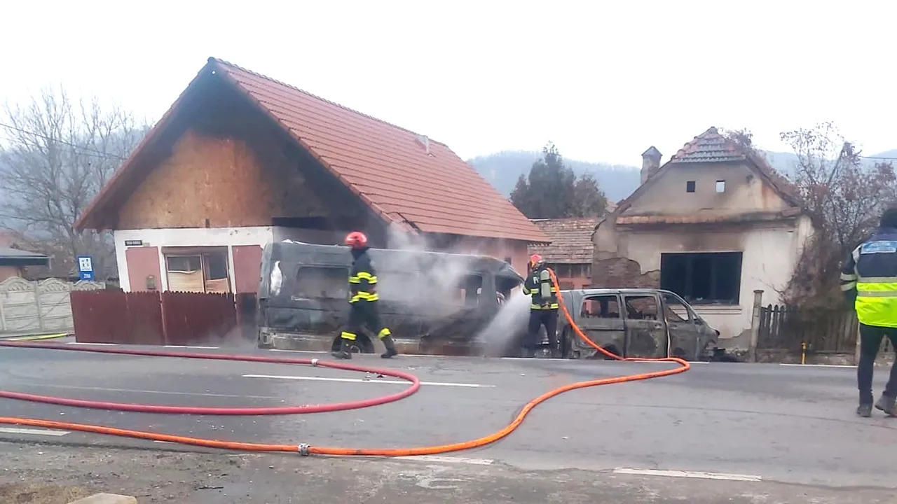 Accident ÎNGROZITOR în Sibiu. O femeie a murit carbonizată, fiind prinsă între două microbuze care s-au lovit între ele