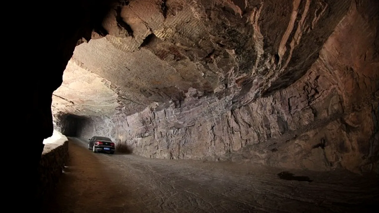 Coridorul cioplit în stâncă, singura cale de acces către un sat izolat din China