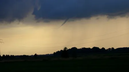 VIDEO. Început de tornadă filmat într-o localitate din Dâmboviţa