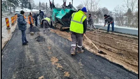 Asfaltare direct pe noroi și la limita înghețului, pe un drum din Suceava. Imagini incredibile pe DN 17, la Ilișești (FOTO-VIDEO)