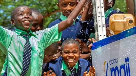 În 2015, un bărbat a văzut doi copii bând apă dintr-o baltă, in Ghana, și a construit un dozator de apă alimentat cu energie solară; 11 ani mai târziu, proiectul său furnizează 126 de milioane de litri