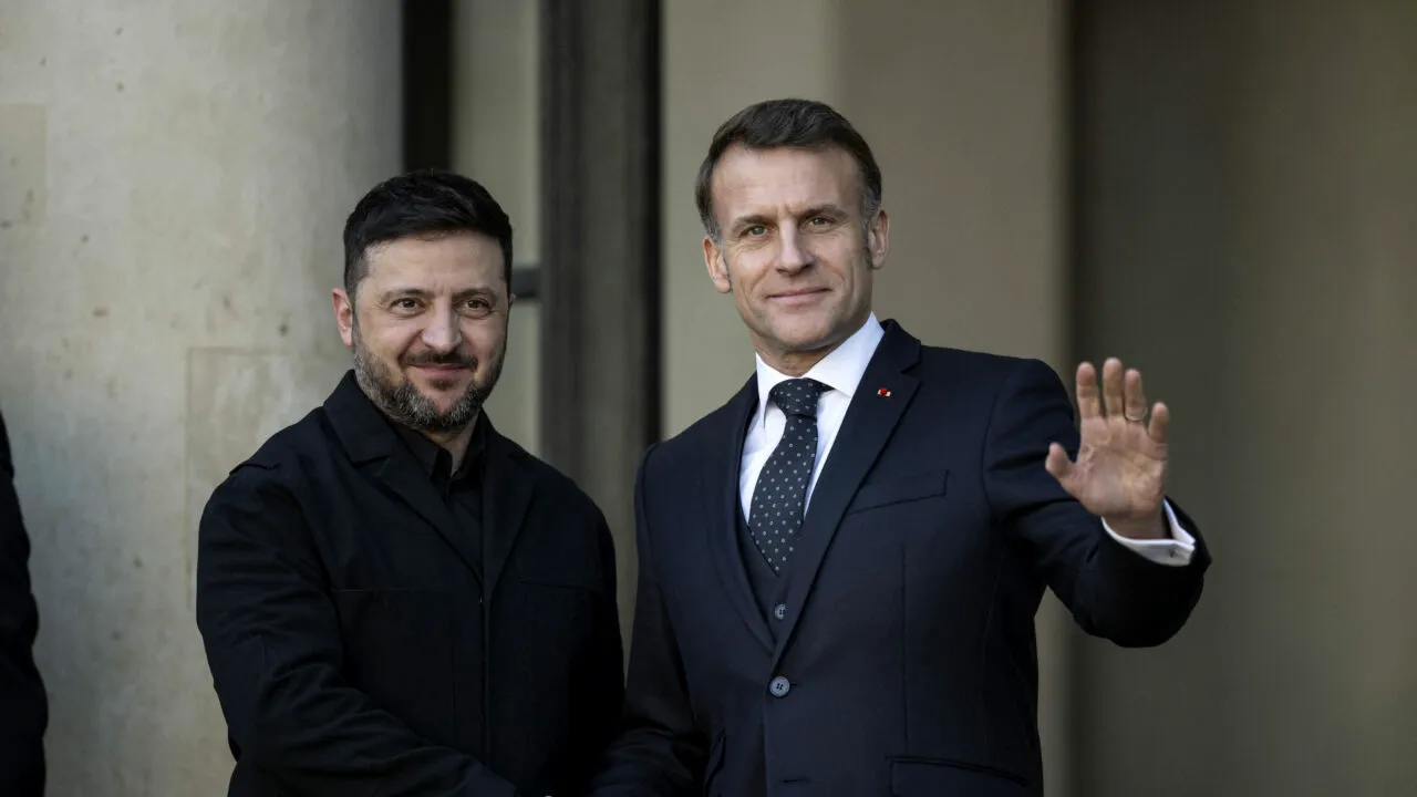 După vizita la București, Zelenski merge la Paris pentru discuții cu Macron despre ridicarea presiunii asupra Rusiei