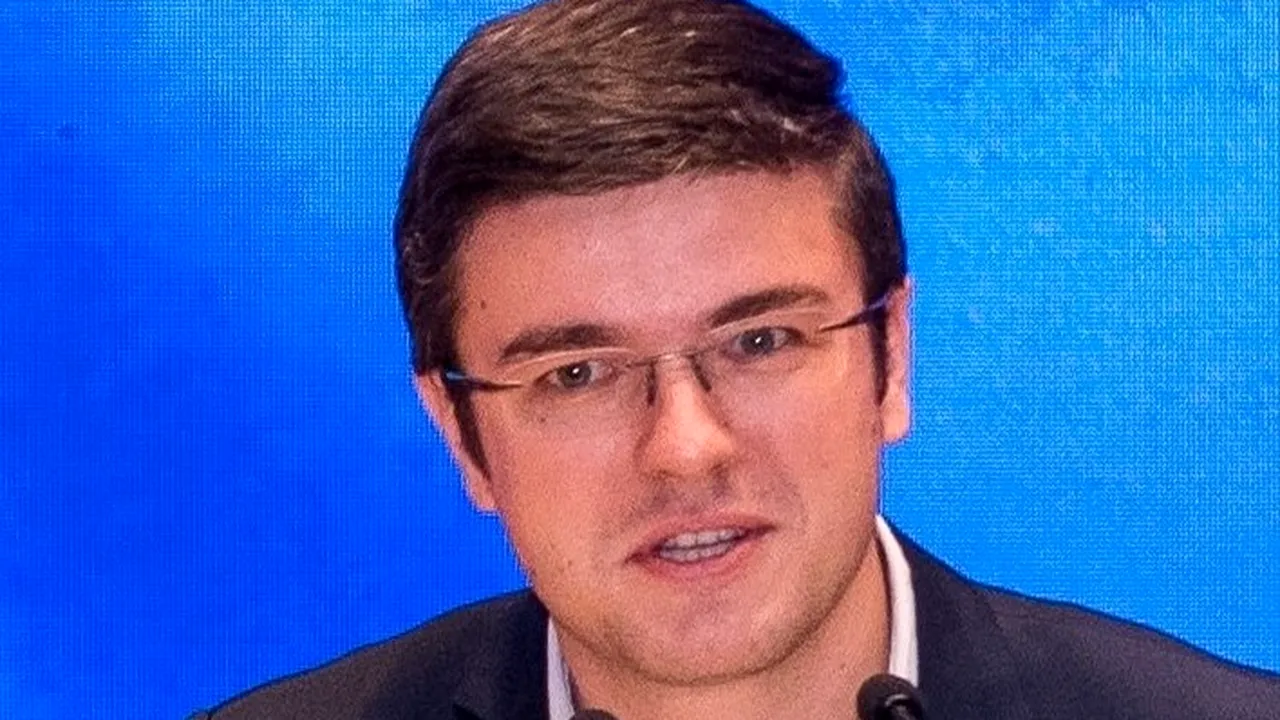 Candidatură surpriză la șefia USR-PLUS. Cine este senatorul de 34 de ani care se va ”lupta” cu Barna și Cioloș: ”Le arunc mănușa și le propun să facem dezbateri reale. Nu este ok să fim atât de jos!” | VIDEO