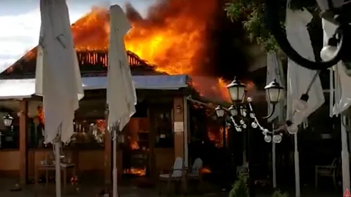 VIDEO. Un incendiu violent a izbucnit la o terasă din Mamaia vineri după-amiază