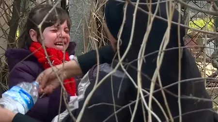 CRIZA REFUGIAȚILOR. Pături, saltele, cizme, cearșafuri. România scotocește în din rezerva de stat ca să ofere ajutor Greciei