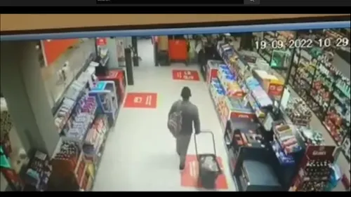 VIDEO | Metoda prin care un bărbat din Slatina a încercat să fure dintr-un supermarket din Bistrița. Umpluse coșul cu produse în valoare de 600 de lei