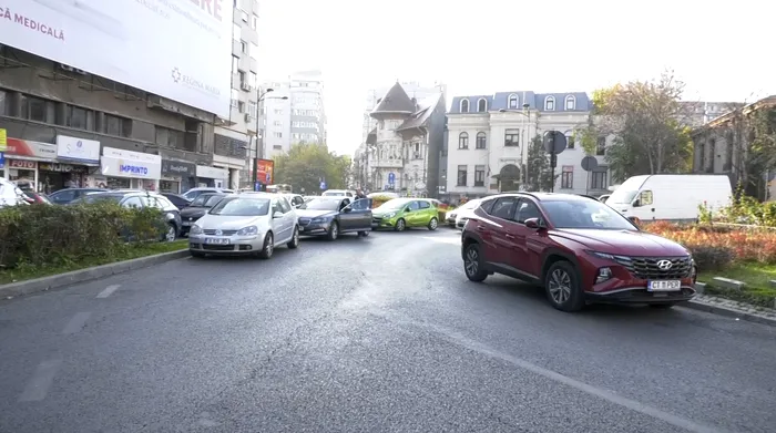 Mașini parcate neregulamentar- Piața Lahovari