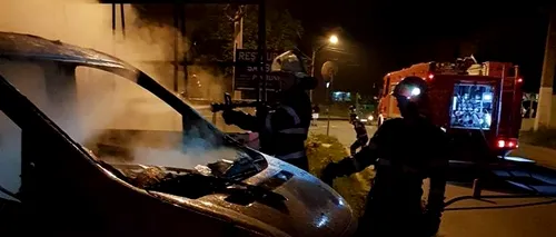 Patru mașini au fost incendiate într-o parcare din Curtea de Argeș. Polițiștii au început o anchetă - VIDEO / FOTO